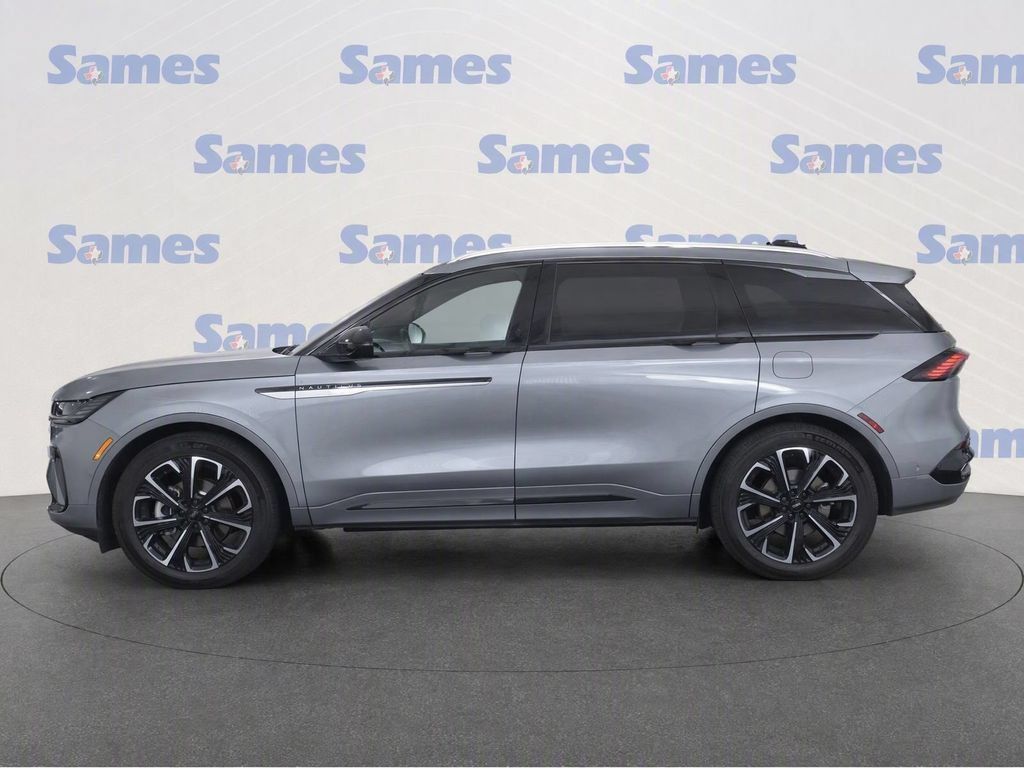 Used 2025 Lincoln Nautilus Reserve AWD/4WD image 7