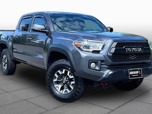 Used 2016 Toyota Tacoma TRD Off-Road w/ Premium & Technology Package AWD/4WD image 3