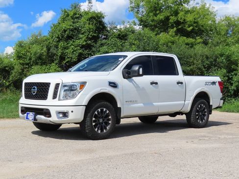 Used 2017 Nissan Titan PRO-4X w/ Pro-4x Convenience Package AWD/4WD image 24
