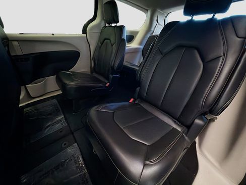 Used 2023 Chrysler Pacifica Touring-L image 13