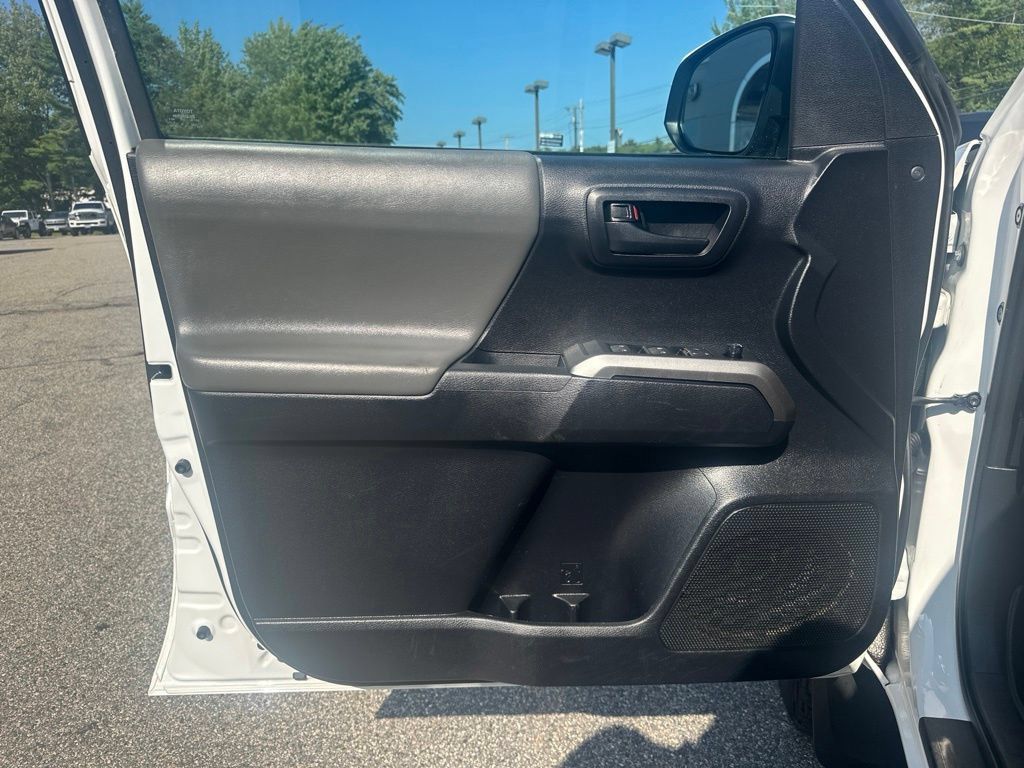 Used 2019 Toyota Tacoma SR5 AWD/4WD image 15