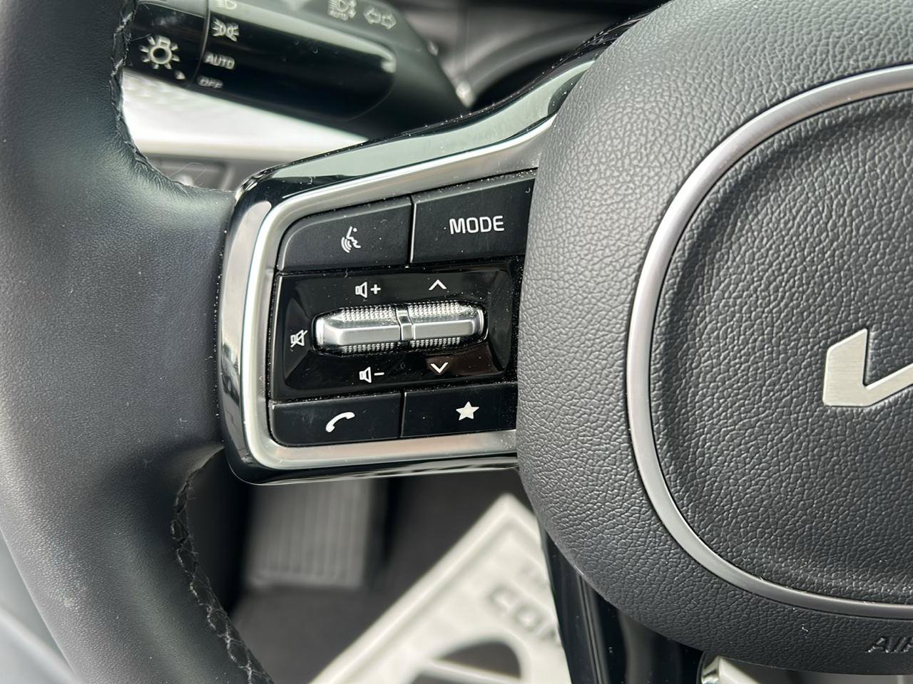 Used 2024 Kia Carnival LX FWD image 16
