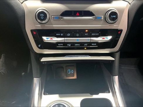 Used 2022 Ford Explorer XLT w/ XLT Sport Appearance Package AWD/4WD image 22