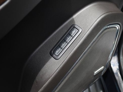 Used 2016 Chevrolet Suburban LT RWD image 5