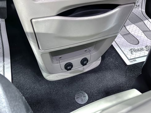 Used 2014 Chrysler Town & Country Touring image 28