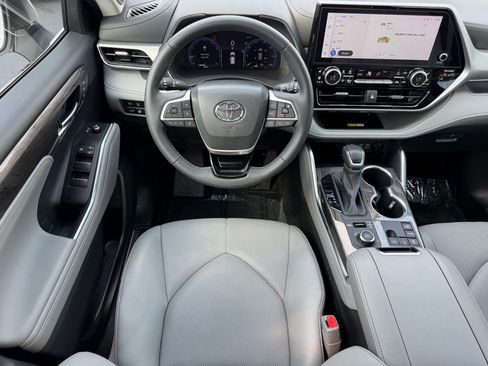 Used 2025 Toyota Highlander Platinum AWD/4WD image 15