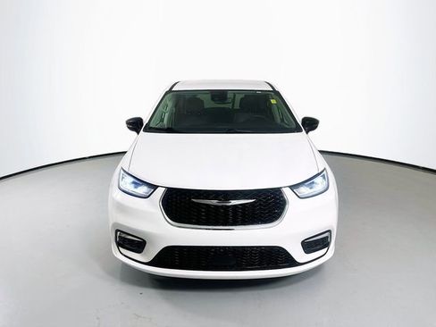 Used 2024 Chrysler Pacifica Touring-L image 4