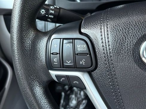 Used 2018 Toyota Highlander LE image 30