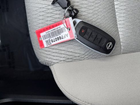 Used 2025 Nissan Rogue SV AWD/4WD image 17