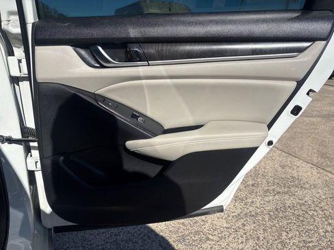 Used 2018 Honda Accord Touring image 10