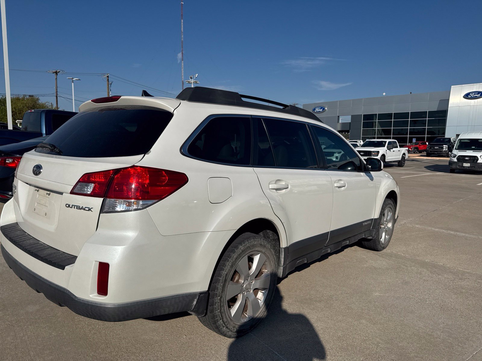 Used 2011 Subaru Outback 2.5i Limited w/ PWR Moonroof Pkg AWD/4WD image 3