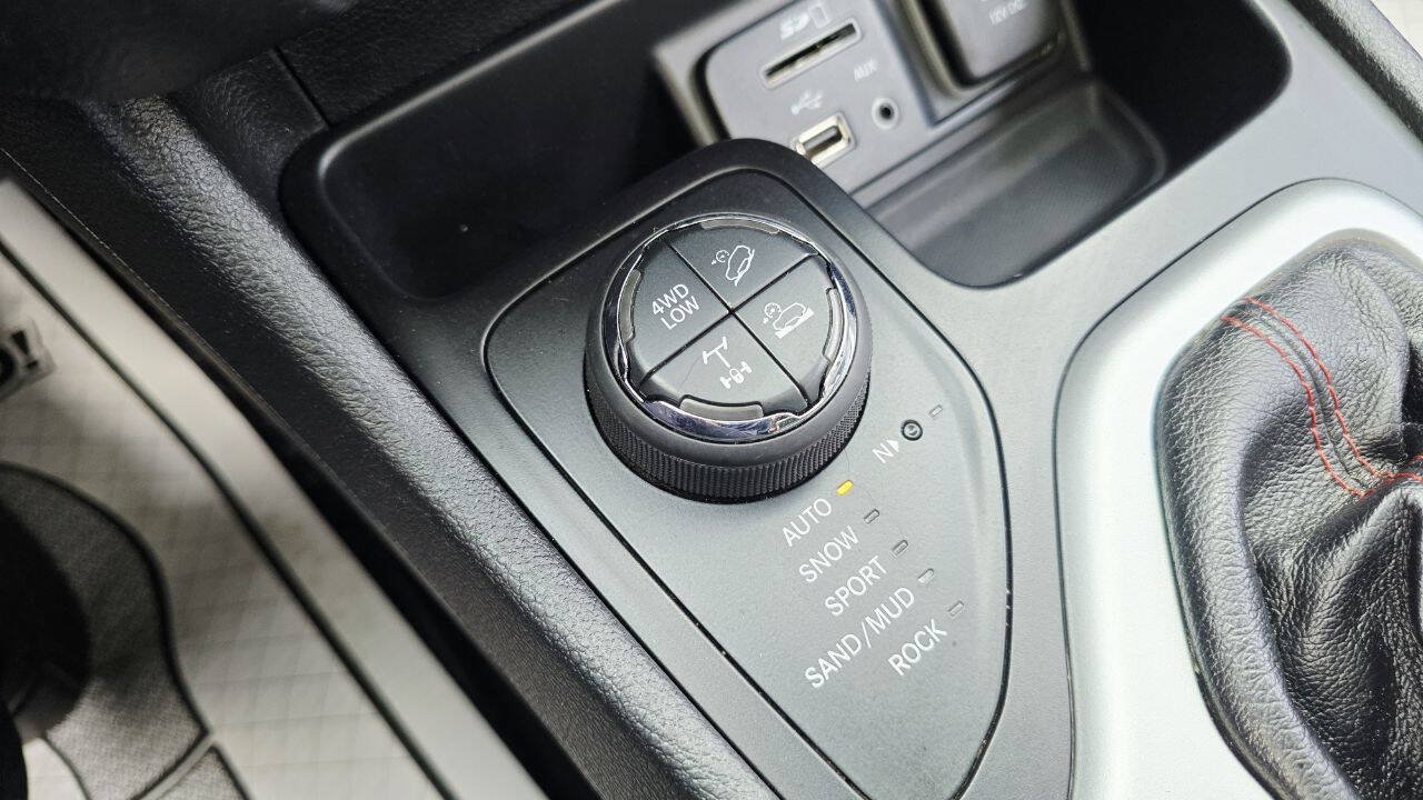 Used 2018 Jeep Cherokee Trailhawk AWD/4WD image 23