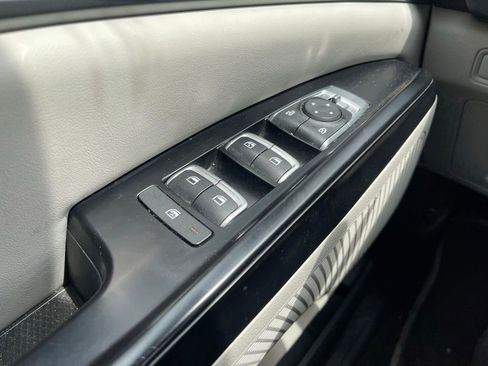 Used 2023 Kia Carnival LX FWD image 17