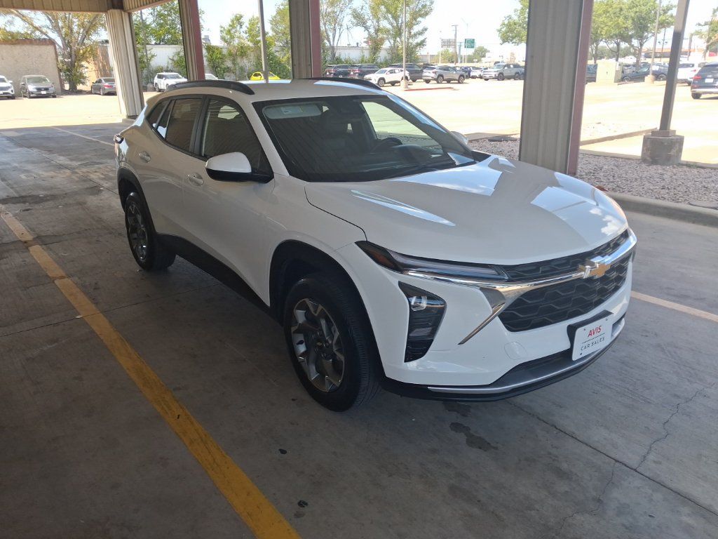 Used 2025 Chevrolet Trax LT w/ LT Convenience Package FWD image 6