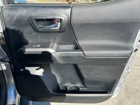 Used 2017 Toyota Tacoma TRD Off-Road w/ Tow Package (A/T) image 29