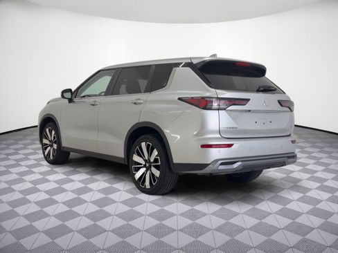 Used 2025 Mitsubishi Outlander SE FWD image 3