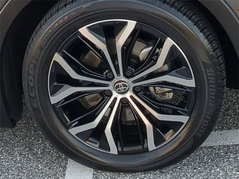 Used 2023 Toyota Crown Limited image 11