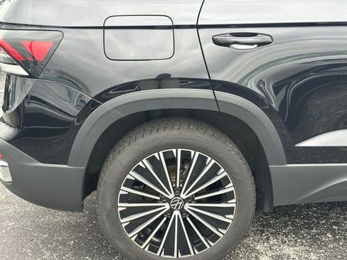 Used 2025 Volkswagen Taos SE image 9