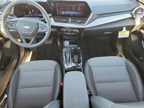 Used 2025 Chevrolet Trax LT image 14
