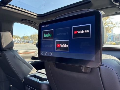 Used 2024 Chevrolet Suburban High Country image 27