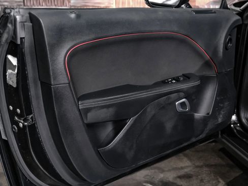 Used 2015 Dodge Challenger SXT image 30