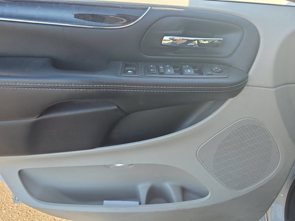 Used 2016 Chrysler Town & Country Touring w/ Driver Convenience Group FWD image 16