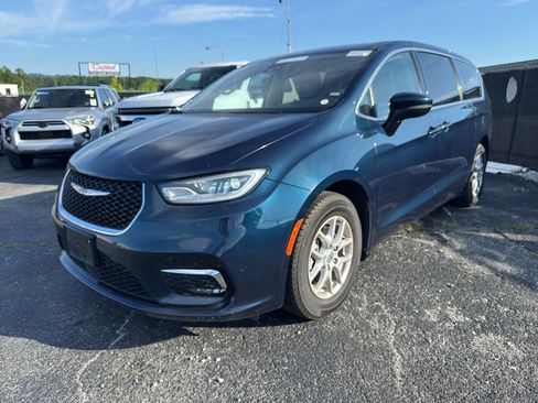 Used 2023 Chrysler Pacifica Touring-L FWD image 1