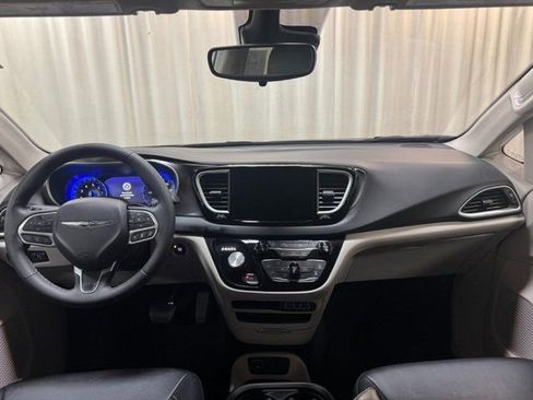 Used 2024 Chrysler Pacifica Touring-L image 23