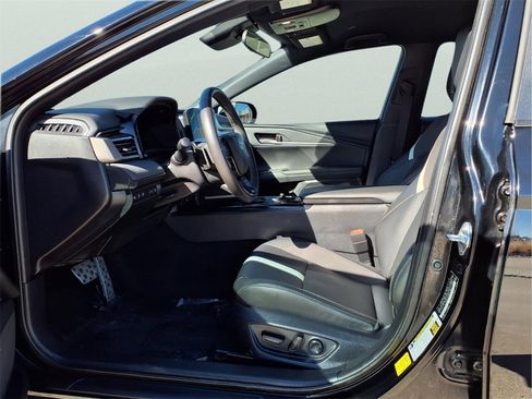 Used 2025 Toyota Camry SE image 14