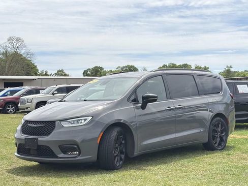 Used 2025 Chrysler Pacifica Limited FWD image 15