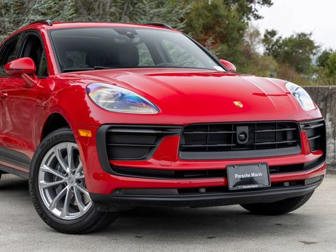 Certified 2026 Porsche Macan AWD/4WD image 9