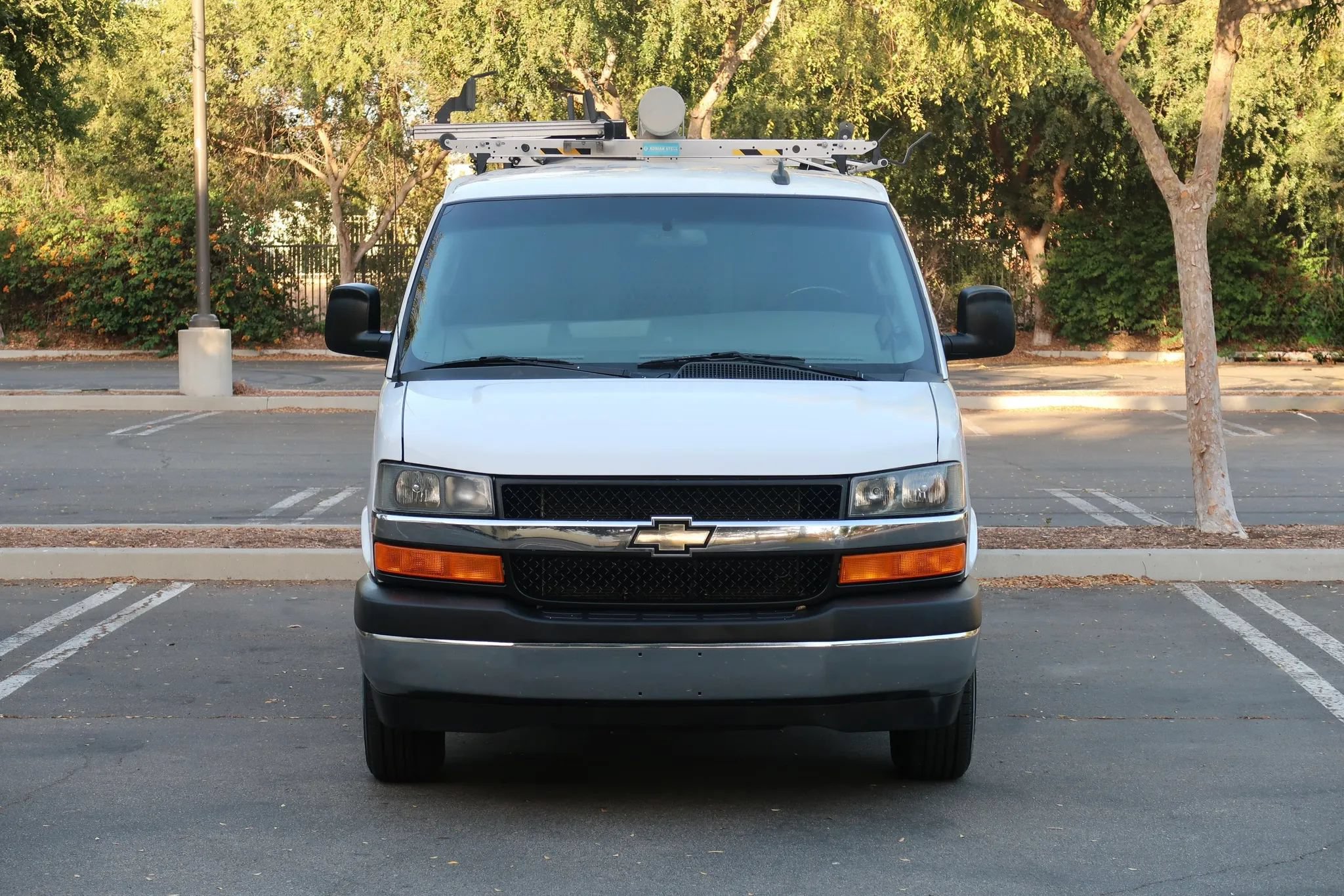 Used 2017 Chevrolet Express 2500 Extended RWD image 2