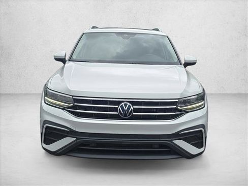 Used 2023 Volkswagen Tiguan SE w/ Panoramic Sunroof Package FWD image 2
