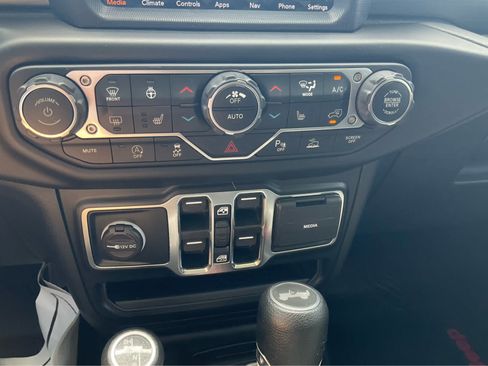 Used 2021 Jeep Wrangler Unlimited Sahara AWD/4WD image 11
