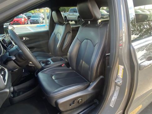 Used 2025 Chrysler Pacifica Select FWD image 15