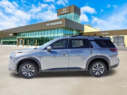 Used 2023 Nissan Pathfinder SV image 8