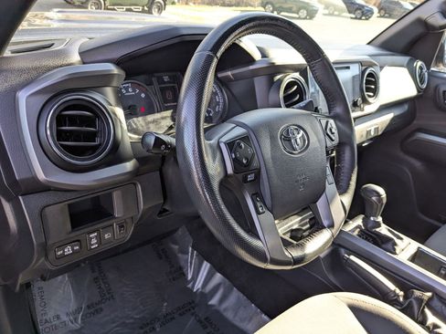 Used 2019 Toyota Tacoma TRD Off-Road image 16