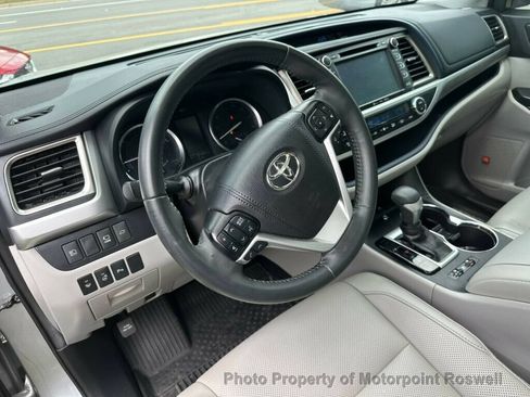 Used 2019 Toyota Highlander Limited Platinum AWD/4WD image 9