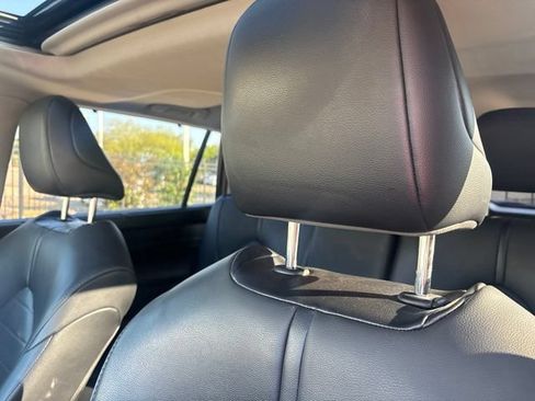 Used 2021 Toyota Highlander XLE AWD/4WD image 9