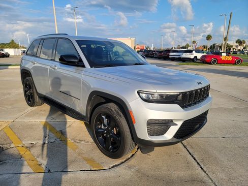 Used 2023 Jeep Grand Cherokee Altitude RWD image 7