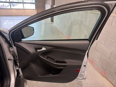 Used 2014 Ford Focus SE w/ SE Sport Package FWD image 16
