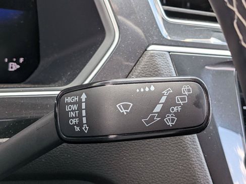 Used 2024 Volkswagen Tiguan SE AWD/4WD image 31