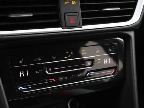 Used 2025 Volkswagen Taos SE w/ Black Wheel Package image 28