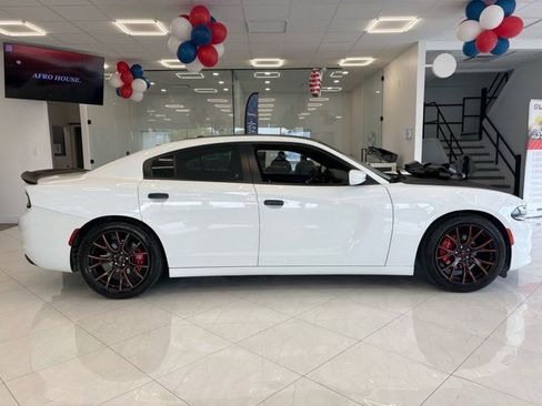 Used 2019 Dodge Charger SXT RWD image 5