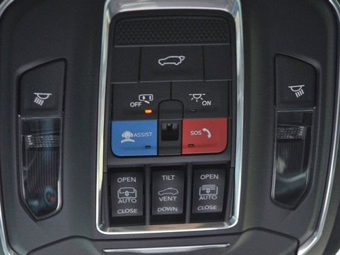 New 2025 Jeep Grand Cherokee Limited w/ Luxury Tech Group II image 31