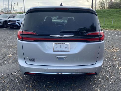 Used 2023 Chrysler Pacifica Touring-L image 5