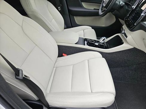 Used 2025 Volvo XC40 B5 Plus image 19