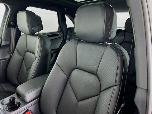 New 2026 Porsche Macan Base image 22