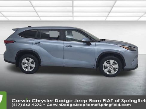 Used 2023 Toyota Highlander LE image 17