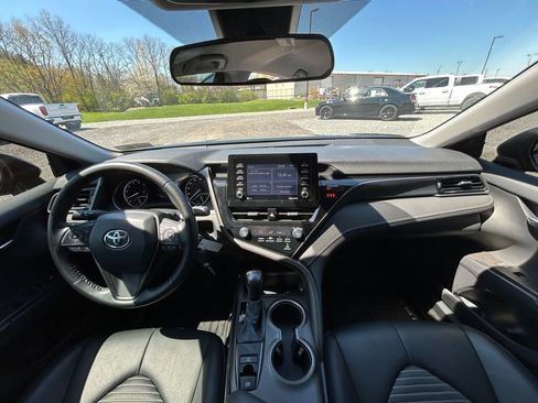 Used 2021 Toyota Camry SE image 3